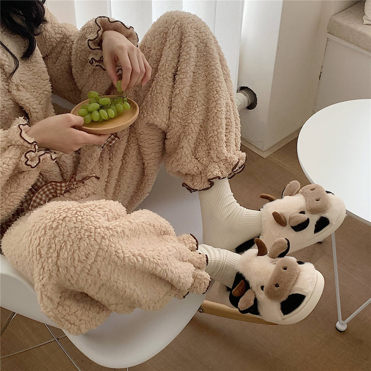 Female winter new soft cute cow cotton slippers Korean version of students fashionable home warm soft sole hair hair shoes